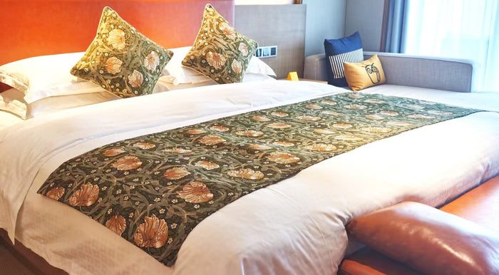 BEDRUN-PIMPERNEL-GR | WILLIAM MORRIS PIMPERNEL AND THYME GREEN - BED RUNNER