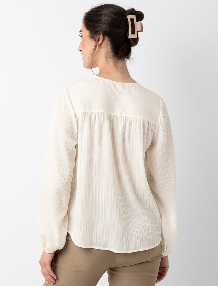 Blouse texturée à boutons dorés