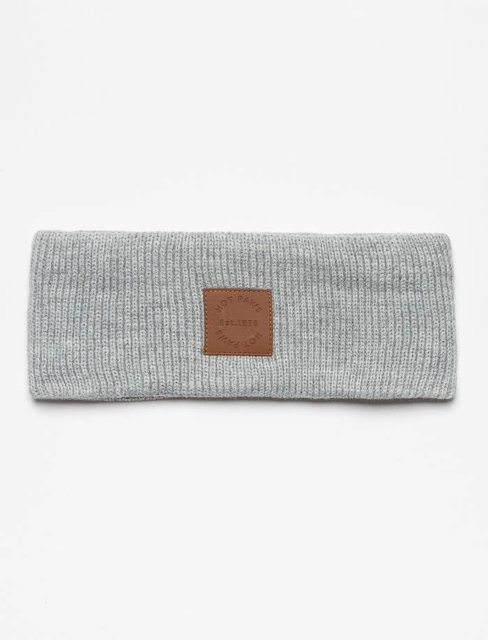 Bandeau tricoté avec écusson en cuir