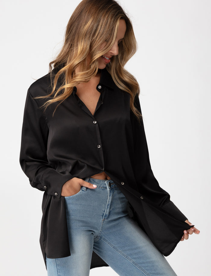 Blouse longue satinée
