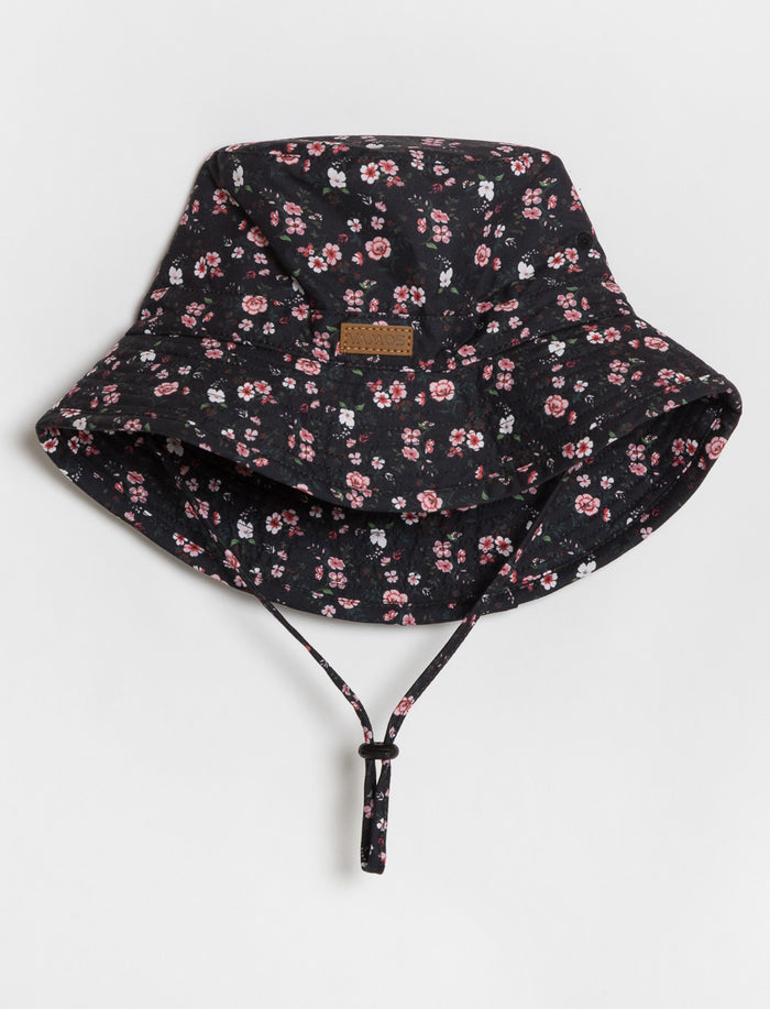Chapeau cloche fleuri à cordon ajustable