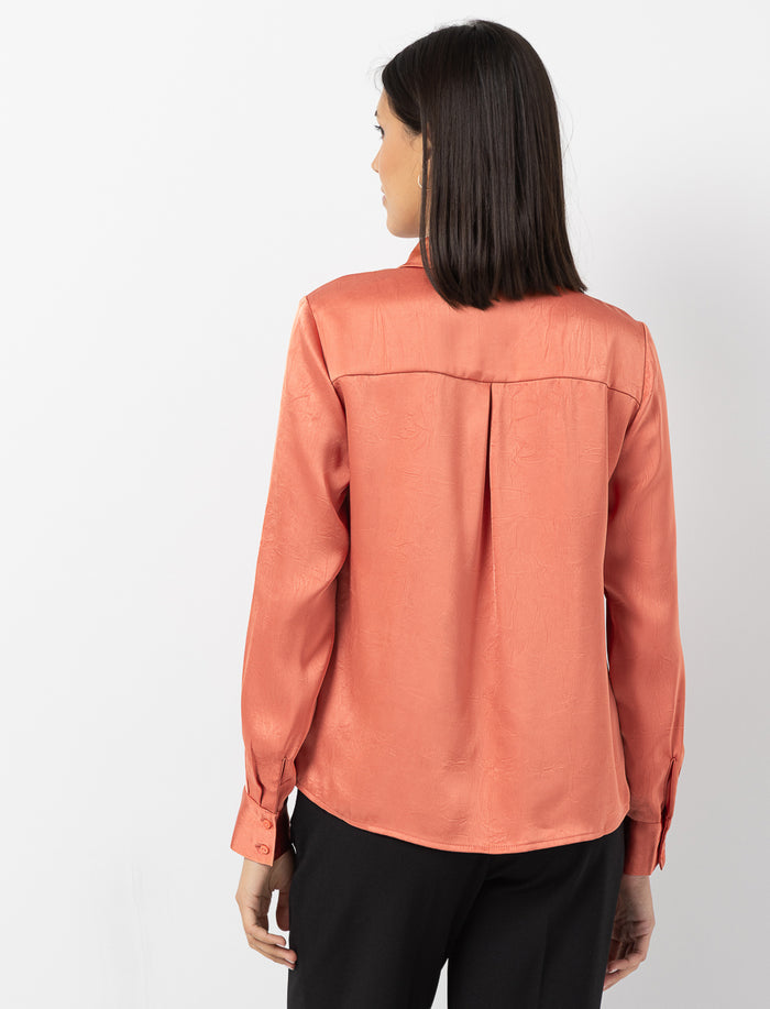Chemise satinée à col chemisier