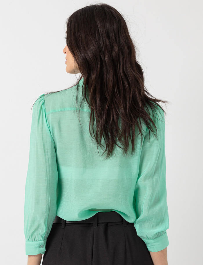 Chemise transparente à volants