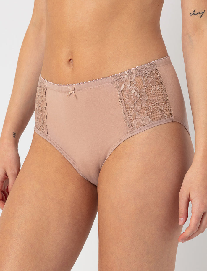 Culotte classique à dentelle