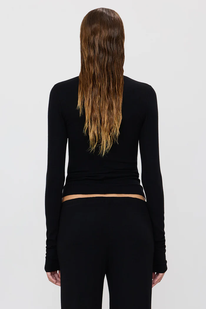 Éterne Long Sleeve V-Neck Top