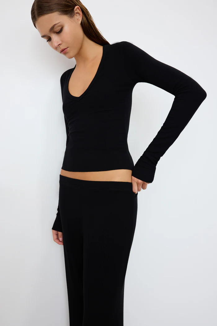 Éterne Long Sleeve V-Neck Top
