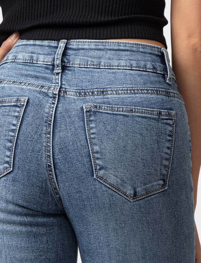 Jean semi-évasé à taille régulière