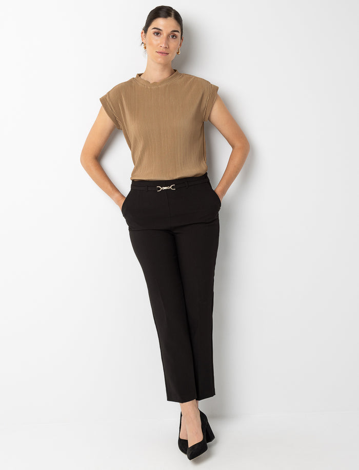 Pantalon à jambe droite et détail de ceinture