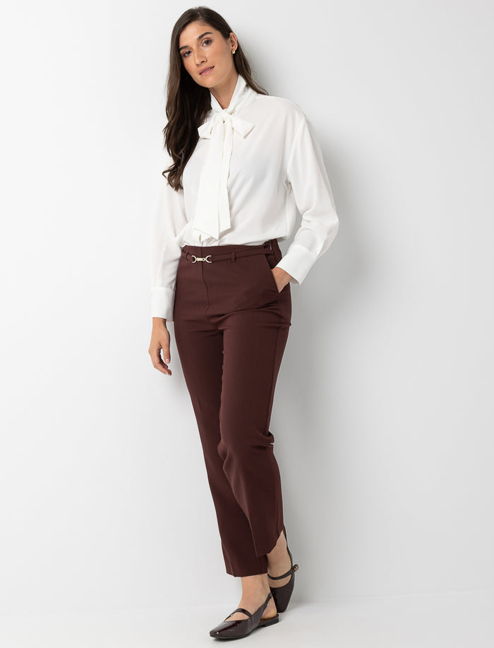 Pantalon à jambe droite et détail de ceinture