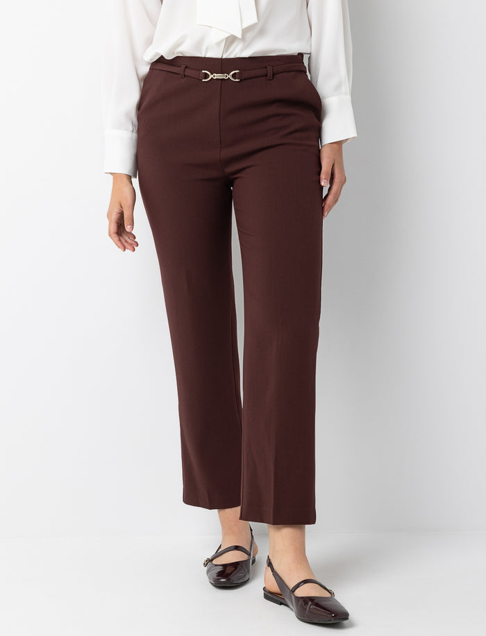 Pantalon à jambe droite et détail de ceinture