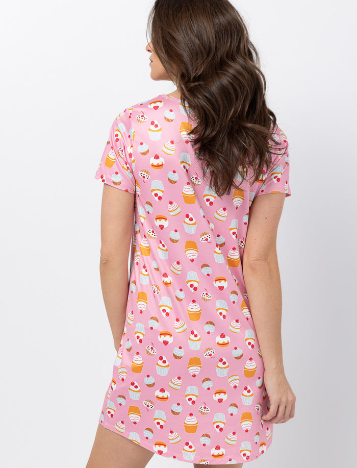 Robe de nuit à col dégagé