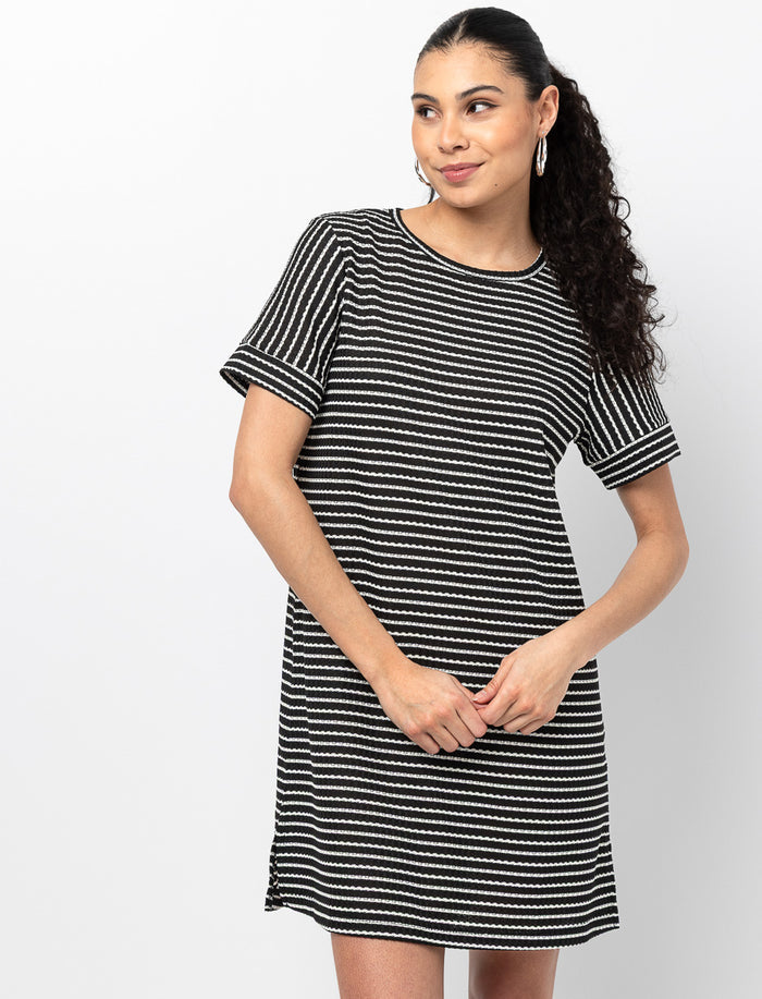 Robe rayée à épaules tombantes