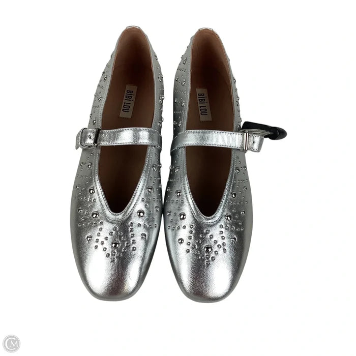 Sandals Flats By Clothes Mentor In Silver, Size: 8.5 (39)