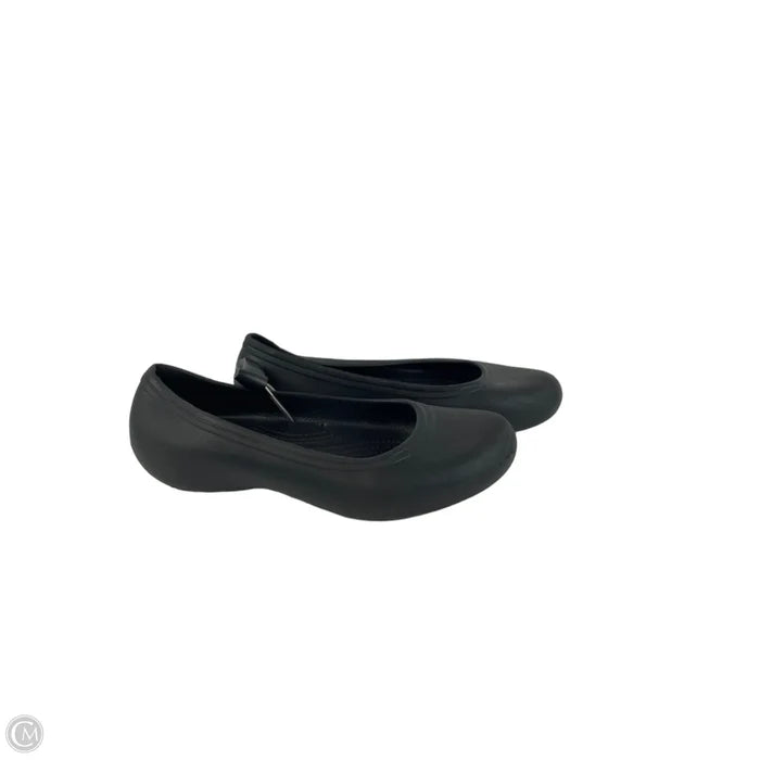 Shoes Flats By Crocs In Black, Size: 8