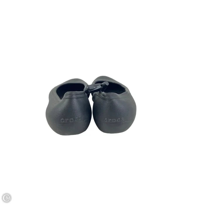 Shoes Flats By Crocs In Black, Size: 8