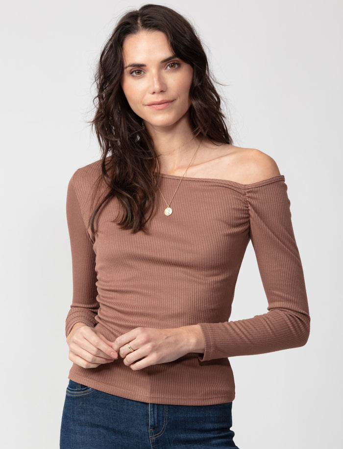T-shirt côtelé à épaule dégagée